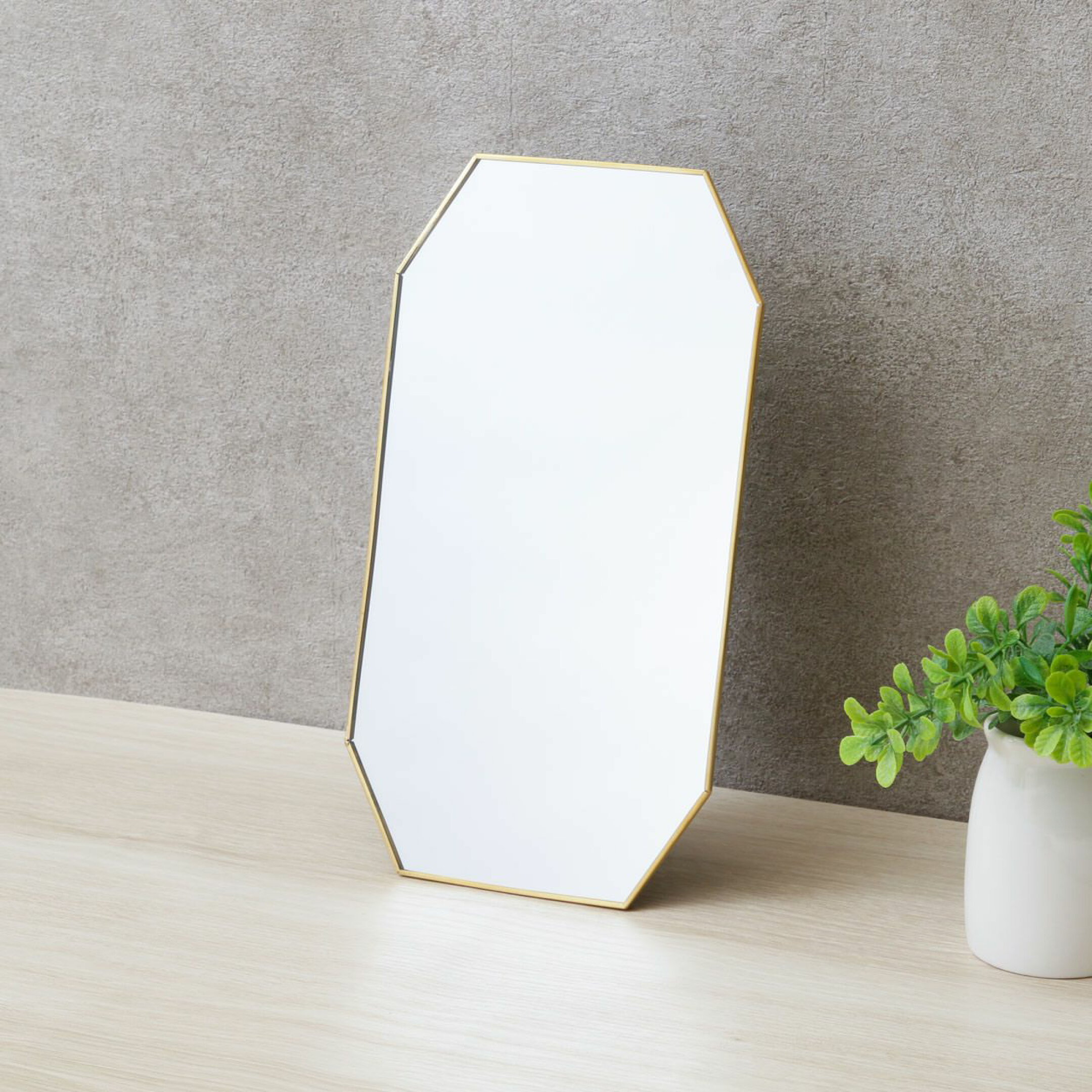 独特の質感と深い輝きを持つフレームミラー。毎日自分を映す鏡だからこそ、贈り物に選べば長く愛され、心に残る特別なギフトになります。八角形の鏡はモダンでスタイリッシュな印象を与え、インテリアを引き締めるデザインです。