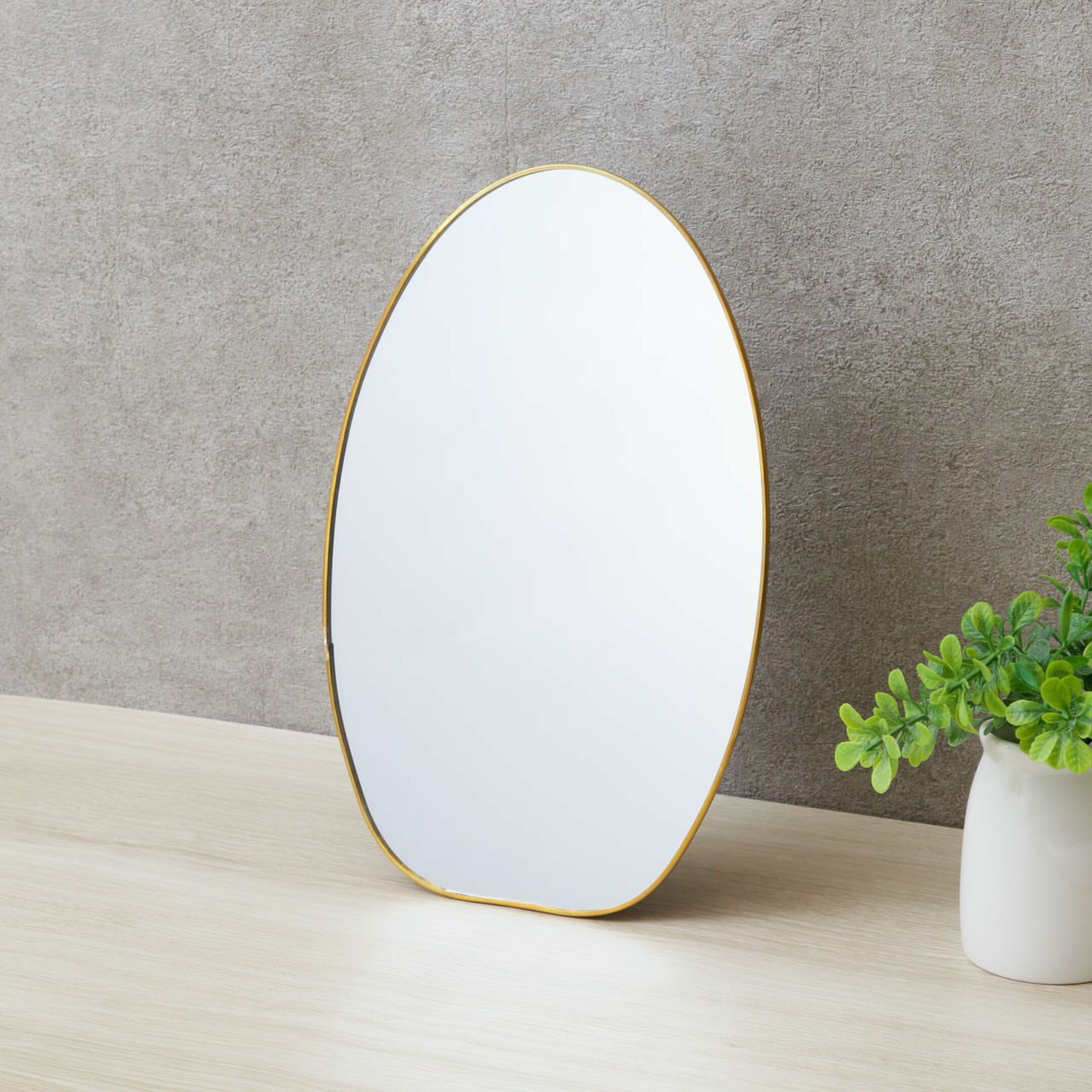 独特の質感と深い輝きを持つフレームミラー。毎日自分を映す鏡だからこそ、贈り物に選べば長く愛され、心に残る特別なギフトになります。楕円形の鏡は柔らかく優雅で上品な印象を与え、ナチュラル系のインテリアにぴったりです。
