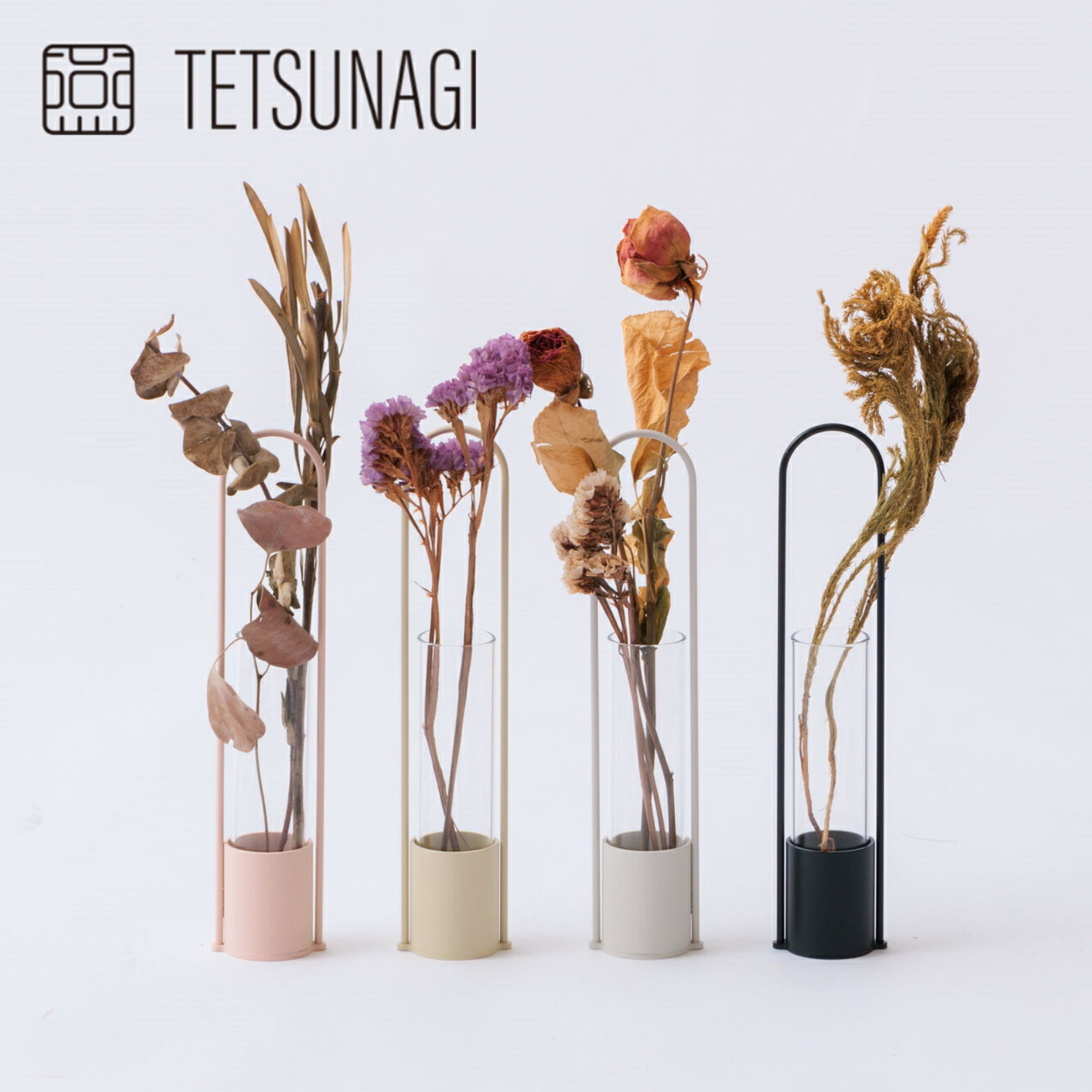 花瓶はインテリア雑貨の中でもおしゃれなギフトにおすすめです。スチールパイプを本体に使用したフラワーベースは、中央のガラス容器に一輪の花を挿すだけで、完成されたオブジェのような美しいインテリアを演出します。