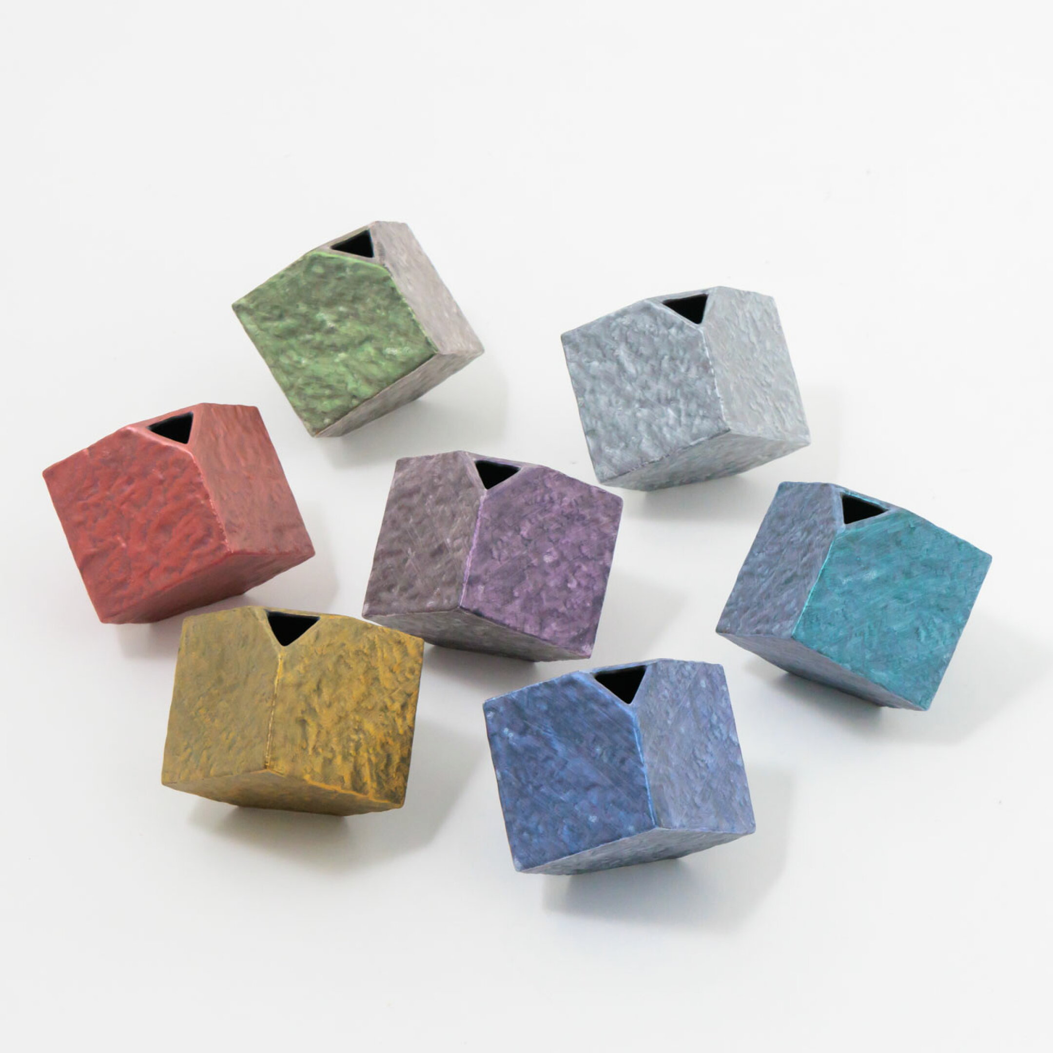 花瓶はインテリア雑貨のギフトにぴったり。見る角度によって色味が変わる高級感のあるデザインが、お部屋を華やかに彩ります。誕生日プレゼントや特別な贈り物としても喜ばれる一品です。