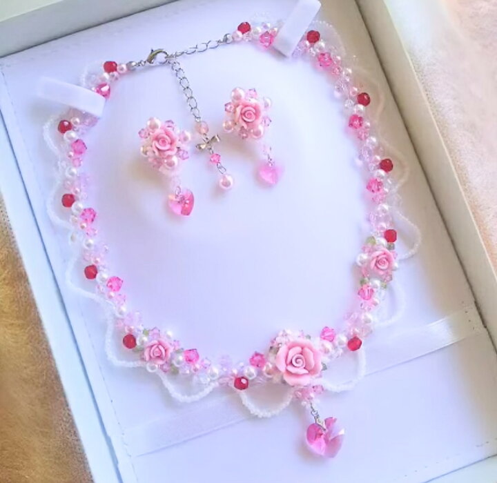 楽天市場】3色カラフル・ハートが揺れるフィモ薔薇のネックレスと 