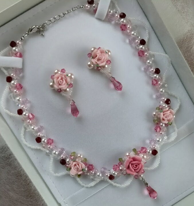 楽天市場 カラフル しずくが揺れるフィモ薔薇のネックレスとピアスかイヤリングのセット ピンク 完成品 手作りビーズ 真珠 花嫁 ハンドメイド オリジナル アクセサリー ビーズアクセサリー 結婚式 パーティー フォーマル ワンピース 華やか パール ネックレス