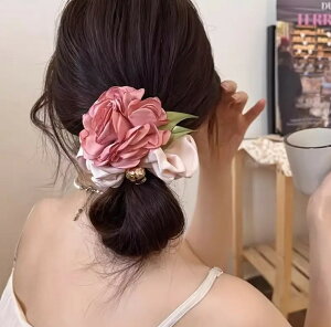 エレガントなローズのヘアゴム(ピンク) ヘアピン バレッタ 髪飾り アクセサリー 花 ヘッドドレス ヘアアクセサリー 結婚式 発表会 ピアノ プレゼント ロングヘアー