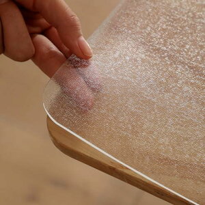 Yiwbj テーブルクロス エンボス加工 透明 60x100cm 厚さ1.5mm PVC製 テーブルマット つや消し 長方形 デスクマット 無臭 ビニール 気泡なし 矩形 テーブルカバー 防水 汚れ防止 撥水加工 (エンボス