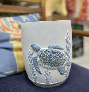 【送料無料】【ダストボックス】ホヌ柄 ポット ゴミ箱 プランター 植物 貝殻 海 サンゴ ブルー ホワイト ガーデニング わかめ インテリア 玄関 オブジェ 陶器 ハワイ HAWAII マリン 海外インテ