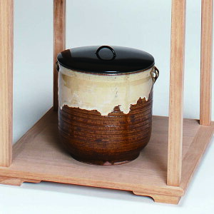 水指 高取写 耳付 中村与平作 耳付水指 茶道具 茶道 茶の湯 伝統工芸 釉景 飴釉 白釉 九州陶磁 古格の意匠 稽古用 本席用 茶席の道具 茶人好み 日本の美 和の道具 手仕事の美