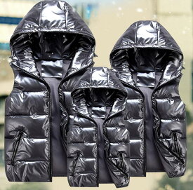 秋冬 中綿ベスト キッズ子供服 レディースメンズ 親子ペア トップス 中綿入れ ふわふわ モコモコ 男女兼用 フード付き キルティングベスト カップルペアルック チョッキ 欧米風 カジュアルウェア ノースリーブ 暖かい 防風防寒 ショート丈 赤 黒 グレー 銀 グリーン S~4XL