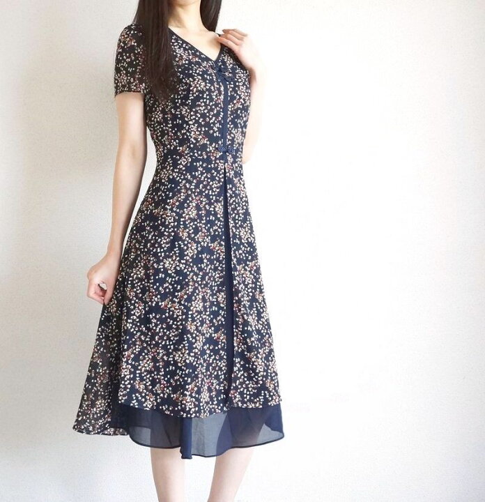 楽天市場 ワンピース レディース 半袖 シフォン 花柄 フラワー 小花 ネイビー 大人上品 大きいサイズ フレア ひざ丈 ミモレ丈 Aライン セレブ お呼ばれ お食事会 透け感 2重フレア きれいめ 夏 リゾート ロング ワンピース ミディアム プリント ネイビー スタイル美人