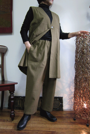 カーキなロングベストはシンプルだからいざというときのロングなお付き合い♪一着限定