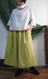 純真無垢な生成のブラウスがあなたに幸せを呼ぶかも♪目印に朱色がポイントのあたし見つけてブラウス♪ 一着限定