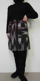 個性派エプロン・ワイドは動き易くて尻隠す。こちらはインドの絣のエプロンです