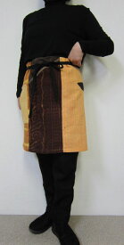 個性派エプロン・ワイドは動き易くて尻隠す・タイの手織り生地が優しいの♪ローケツ染めと無地の切り替えに「展」と「ナ」？