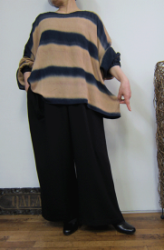 さらりレーヨンルーズが個性的なアートブラウス　1着限定