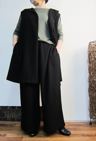 堅苦しいフォーマルはちょっとね。なのでプチカジュアルなベスト・パンツスーツならいざにも対応♪大人のムードで颯爽と！一着限定