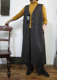 すっきりストレッチな大人の個性派ロングベスト＆ワイドパンツスーツ