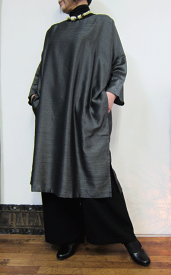 光沢あるトリアセテート素材のシンプルだけど贅沢なフォーマル対応チュニック一着限定