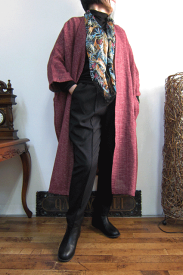 秋から春へ　旅先の記念写真はあなたが主役　赤い綿ニットコート一着限定