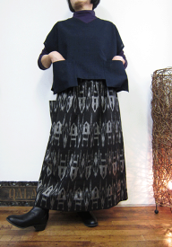 デンパサール空港に到着したら女王陛下と勘違いされた渋い絣モノトーンスカートがキラリツーピース　1着限定