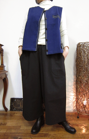 つらい時、悲しい時は私の胸に飛び込んで来てね。ベストのボタンは開けてあなたを受けるわ♪手織りのベスト /綿100% 一着限定