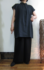 スタンド衿から裾広がりの黒のダブルガーゼブラウスはクルリと回ってハイポーズ♪一着限定