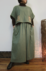 新芽のようなふんわり緑のトリプルガーゼにお花柄ポイントが乙女心のパンツスーツ　1着限定