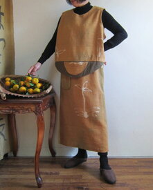 素朴な素材を使ったキュートなデザインのツーピース