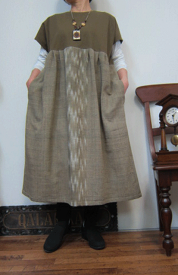国産中厚生地のカーキにタイの手織り絣生地をドカンと存在感どうよ見てみてタックがキュートなワンピース　1着限定