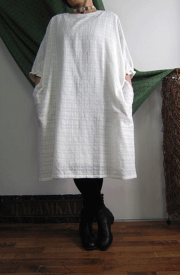 リゾート気分でニッコリの生成クレープワンピースで愛犬の春男もルンルン♪