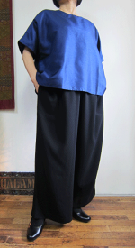 シルクタッチの光沢でバラの花束が映えます。お誕生日に着たいブラウス