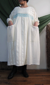 自然派の基本・生成のワンピースにスカイブルーのラインがご機嫌♪ペチコート付いてまーす♪一着下限定