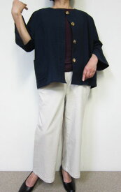 SNS映えやインスタ映えは狙いませんがシンプルながら小技が効いたネイビーラウンドジャケット