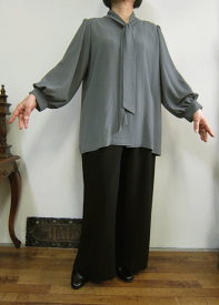 結んで開いて、まーた結んで伸ーばしてリボーンボンボン♪ポリブラウス