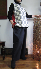 和っぽいインド絣のモノトーンベストは赤が効いてる大人カジュアル♪ /綿100%一着限定