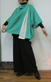 新学期から当番で緑のおばさんに就任しました山野みどりでございます。初日はやっぱりこのブラウスで♪ 一着限定