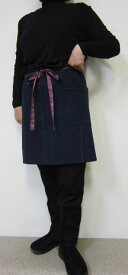 個性派エプロン・ワイドは動き易くて尻隠す・ネイビーベースにパープルライン