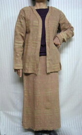 手織のジャケットとスカートのツーピース ピンクベージュ やせて見える 30代.40代.50代.60代.70代の個性派シニア・レディースファッション