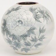 日本の伝統工芸品【九谷焼】7号花瓶　吹墨牡丹