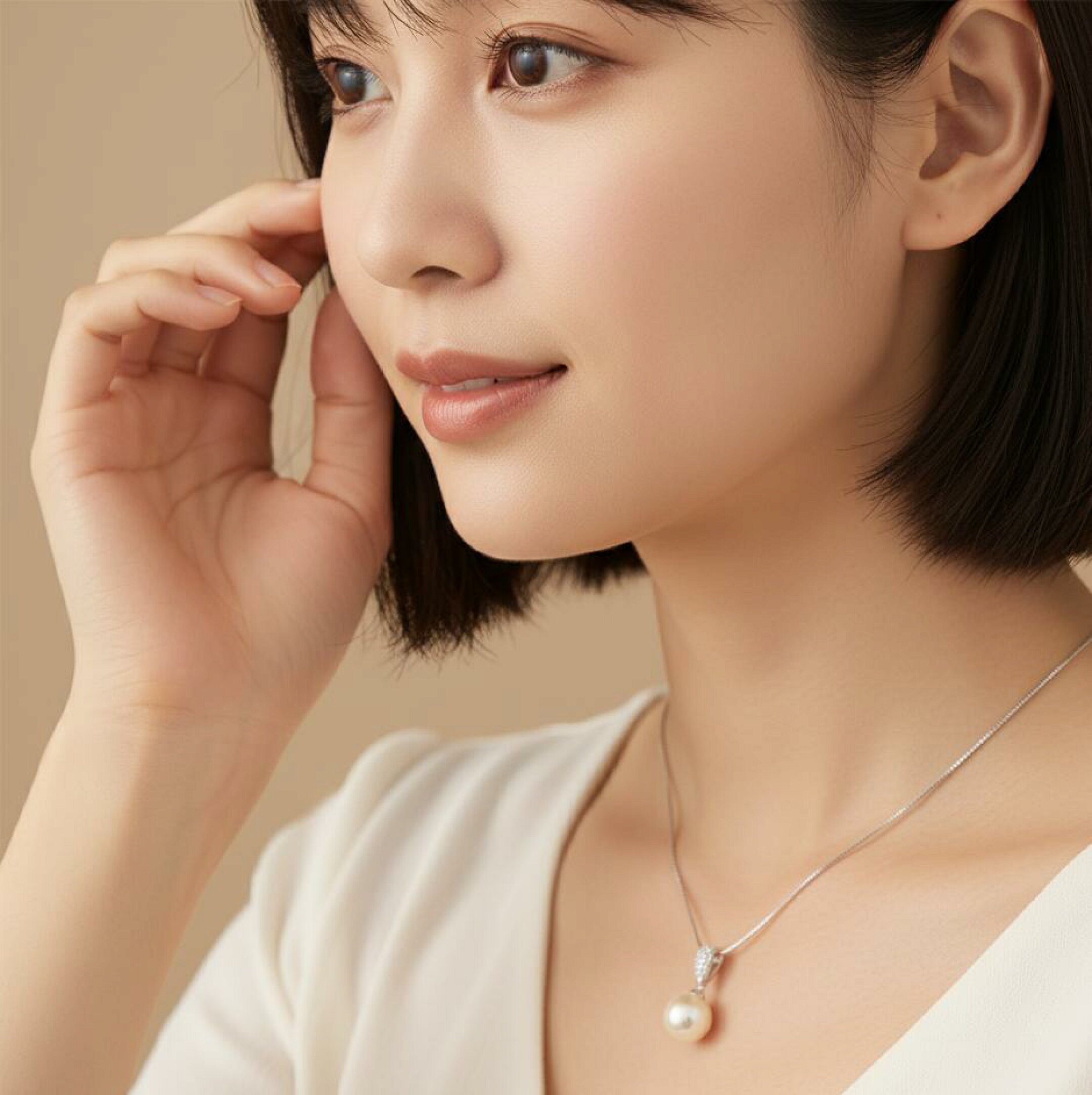 ARUON スワロフスキーパールネックレス 8mm。ホワイトのトップスに映える真珠の輝き。フォーマルにもデイリーにも合う上品ジュエリー。