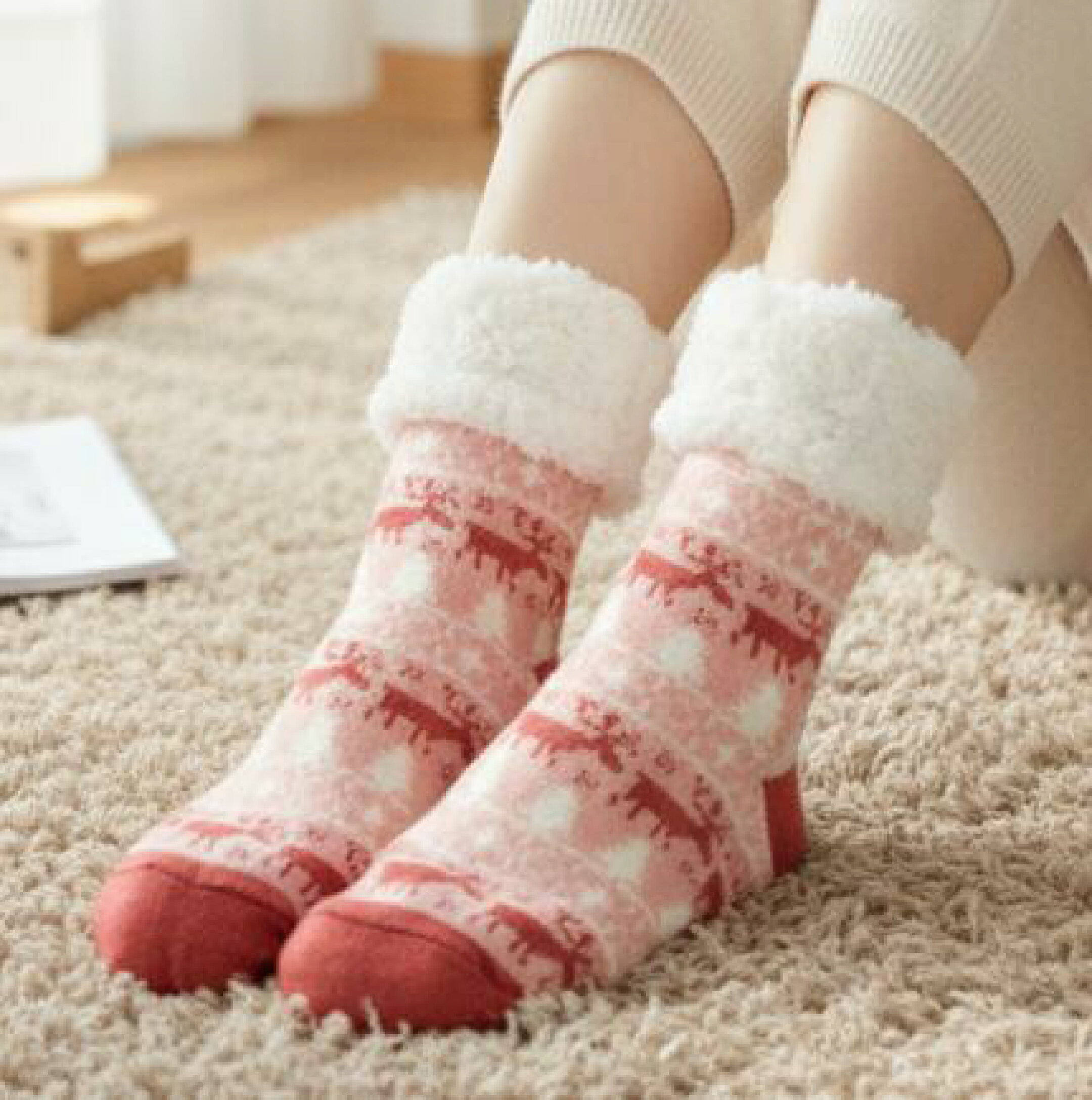 ARUONの極厚裏ボアルームソックス。かわいいレッドの北欧柄デザインで、お部屋時間を明るく華やかにする極暖ルームソックス。