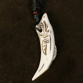 チベット ヤクの骨 カービング ペンダント 獣牙型 鮫（サメ） チベット密教 彫刻 手彫り ネックレス【メール便対応可】