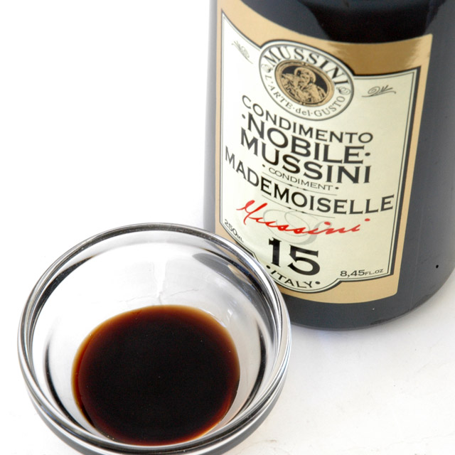 黒蜜のようなとろみと 葡萄の濃密な味わい 長い余韻を楽しめる バルサミコ マドモアゼル15 250ml 葡萄果汁のみ使用 MUSSINI 完売  ワインビネガーなし カラメル色素無添加 ムッシーニ 酸化防止剤