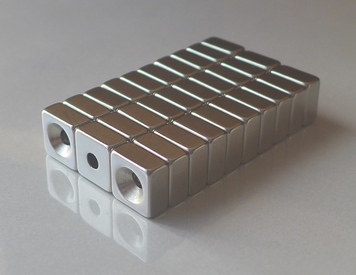 ネオジム磁石 角型皿穴付き10mm×10mm×3mm(N35) ３０個セット超強力 マグネット 強力磁石皿ネジで固定できるのでいろいろ使えます。木工・プラモデル・日曜大工・工作・DIY・釣り・車・バイク・紙留め・実験  ネオジム磁石専門店レアマグネット
