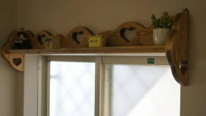 ポール付きカーテンシェルフ 幅74cm ハート3個 RSE-57壁掛けシェルフ ウォールシェルフ 小窓 飾り棚木製 無垢材 ハート木工品 アメリカンカントリー調丸角 角が丸い おしゃれ 可愛い カントリ