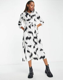 【送料無料】 ピーシーズ レディース ワンピース トップス Pieces exclusive midi button through shirt dress in white & black print White & Black