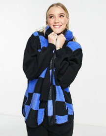 【送料無料】 モンキ レディース パーカー・スウェット アウター Monki fleece vest in black and blue checkerboard Blue and black