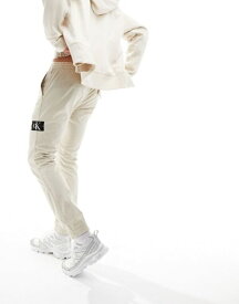 【送料無料】 カルバンクライン メンズ カジュアルパンツ ボトムス Calvin Klein Jeans badge logo casual chino in beige Classic Beige