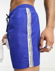 【送料無料】 カルバンクライン メンズ ハーフパンツ・ショーツ 水着 Calvin Klein core logo tape short drawstring swim shorts in mid azure blue Mid azure blue