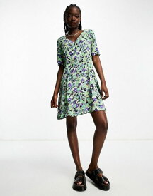 【送料無料】 モンキ レディース ワンピース トップス Monki button through mini dress in green floral Green