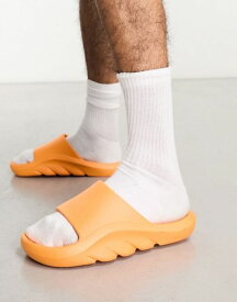 【送料無料】 パブリックデザイア メンズ サンダル シューズ Public Desire Man pool sliders in orange ORANGE