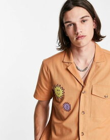 【送料無料】 リクレイム ヴィンテージ メンズ シャツ トップス Reclaimed Vintage inspired revere shirt with badges in tan - part of a set TAN